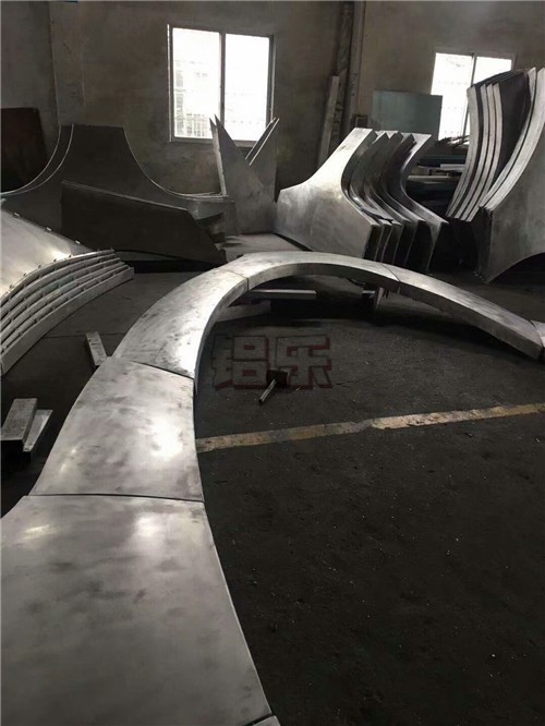 为何选择拉丝铝单板要选对大制造厂家