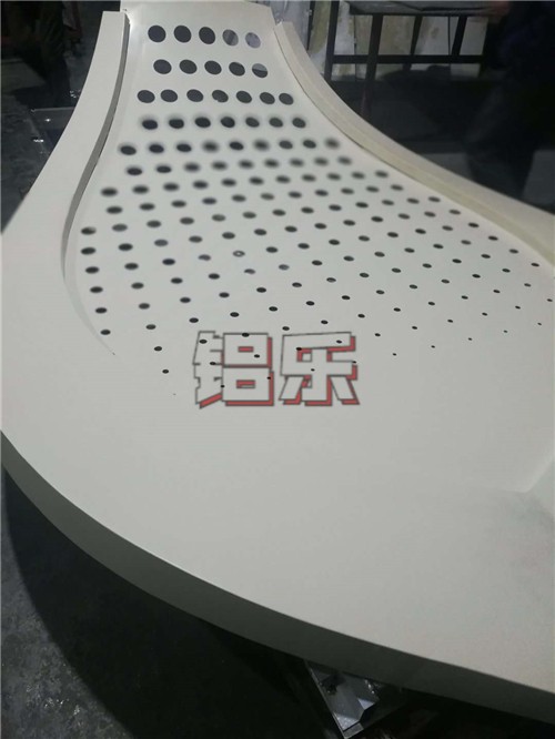 铝乐建材告诉你如何能选择到高品质辊涂铝单板