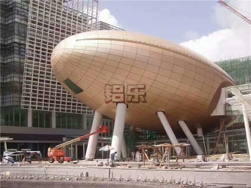 教你怎样选购一个优质的双曲铝单板制作厂家