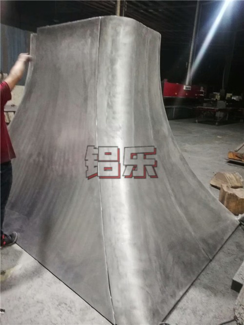 双曲铝单板厂家哪个品牌好？要如何购得完美双曲铝单板？
